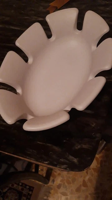 vassoio centrotavola bianco molto semplice, di plastica. 