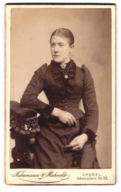 Fotografie Fuhrmann & Muhsoldt, Cassel, Hohenzollernstr. 96, Junge Frau in schw