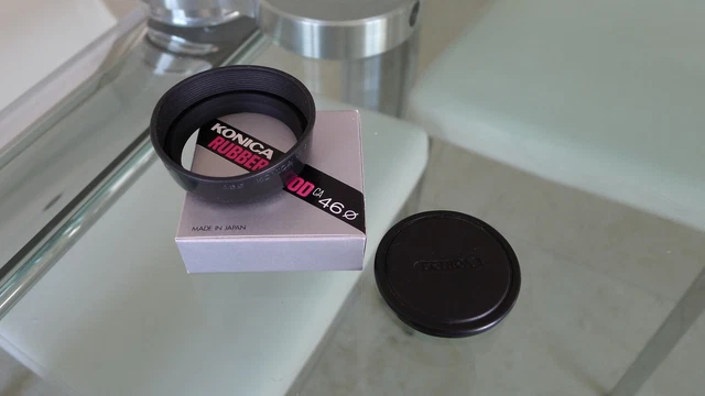 COPRIOBIETTIVO KONICA M-HEXANON NUOVO DI ZECCA E COPRIOBIETTIVO ANTERIORE, ENTRAMBI ADATTI 46 MM