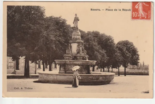 NEVERS - Nievre - CPA 58 - la Fontaine Place de la République