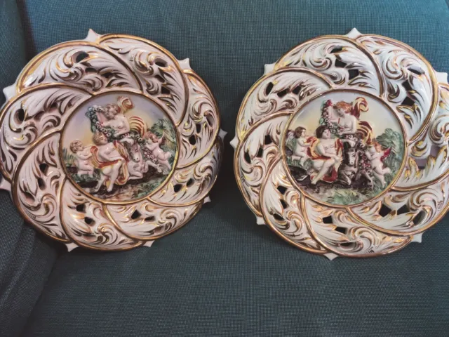 coppia di piatti decorativi -Capo di Monte- ceramica anni 70 numerati e firmati