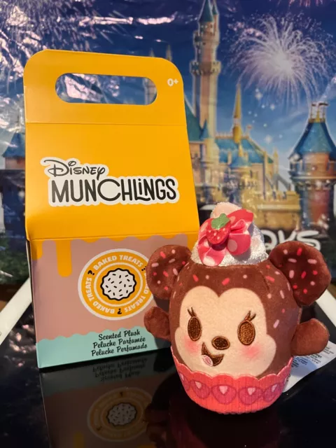 Disney Parks Munchlings Scented Plush Minnie Mouse Strawberry Cupcake 2022 NEW
