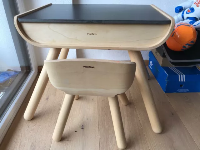 Plan Toys Schreibtisch für Kinder, Kindertisch mit Stuhl, 