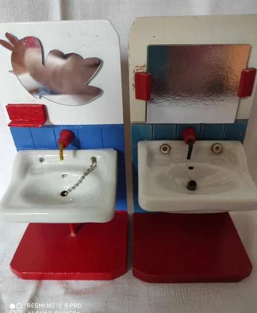 DDR Puppenstubenzubehör. Sehr gut erhaltene Badteile aus Holz und Keramik. 1:12.