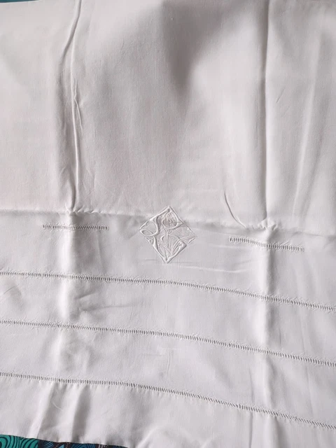 Parure de lit ancienne en lin avec importante broderie blanche