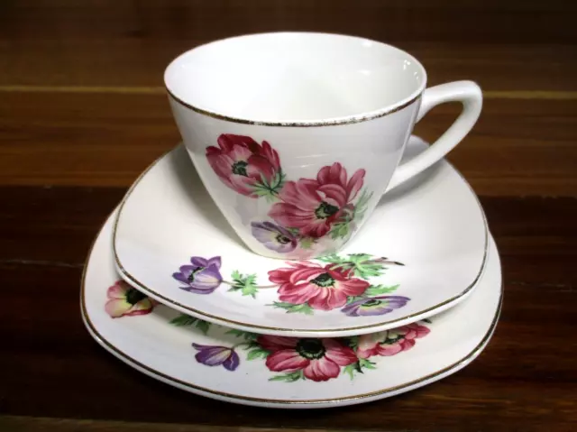 Vintage Midwinter Stylecraft Bone China Trio Fashion Shape 7-59 Poppies