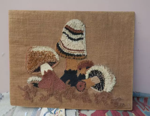 Crewel textil vintage hecha a mano - panel de yute setas silvestres texturizadas 18""x23"" MCM