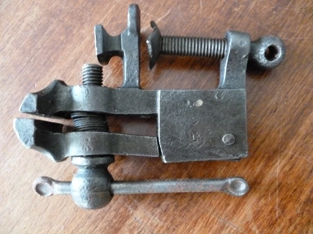 Étau Sur Pied Très Ancien - Outil D'atelier Vintage En état De Fonctionnement | Occasion