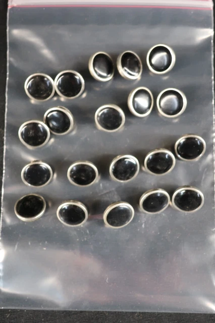 20 boutons d'accordéon noirs sertis