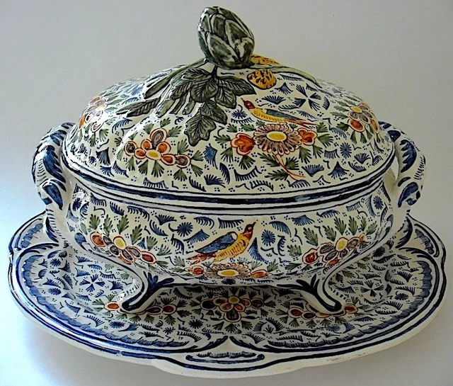 Soupière et son dormant en faïence polychrome dans le goût de Delft