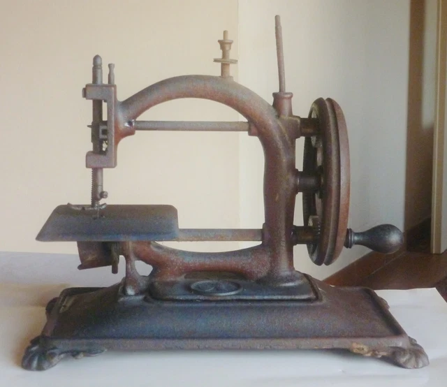 ANCIENNE MACHINE A Coudre Manuelle Modele Reduit En Fonte Joli Décor