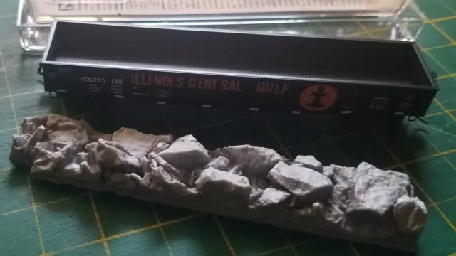 N Micro Trains 105 54 566 Illinois Central Gulf 50' Steel Side Gondola w/load