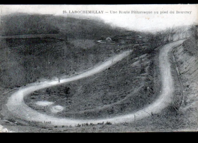 LAROCHEMILLAY (58) Route du BEUVRAY animée début 1900