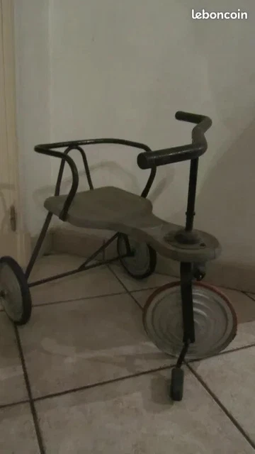 Ancien tricycle pour enfant en métal patiné (73 x 100 x 56cm) | Mes