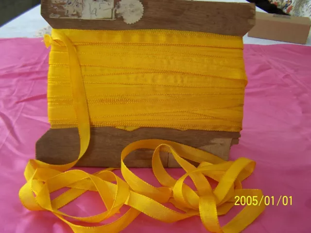 Ancien et très beau ruban en soie. Couleur bouton d'or. Vente au m.  Réf : n°81