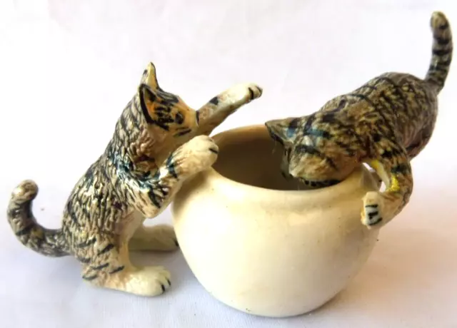 KLIMA K143 Miniature statuette en porcelaine - CHATS AVEC JARRE CAT