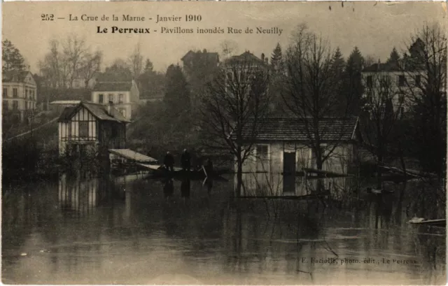 CPA Le Perreux Pavillons Inondes Rue de Neuilly FRANCE (1339011)