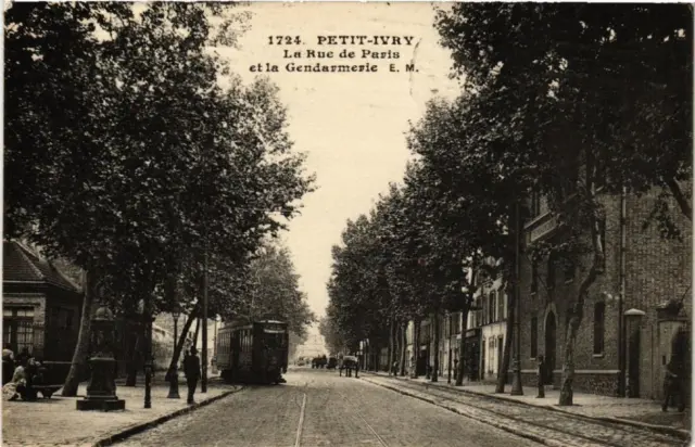 CPA PETIT IVRY La Rue de Paris et la Gendarmerie (600378)