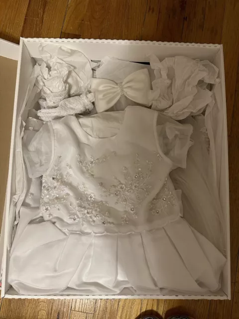 White Embroidery Dress Communion. Comes with Box gloves, veil, and Shall