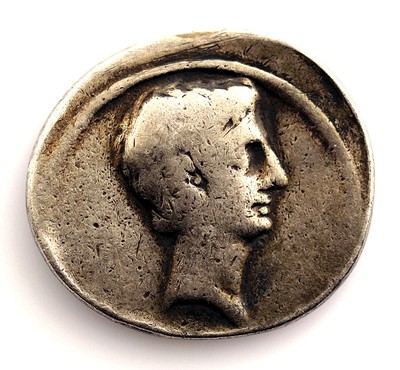 Cecilio Qf Metelo AR Denario 127 a. C. República romana M Cecilia 29 