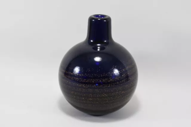 B61C53- Schwere Vase aus blauem Glas mit eingeschmolzenem Goldflitter