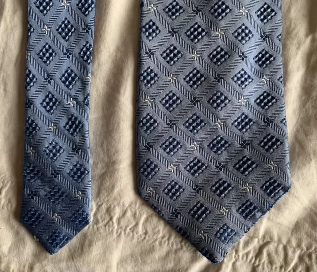 Cravate en soie homme, silk tie, Kenzo, motifs géométriques bleus et blancs,