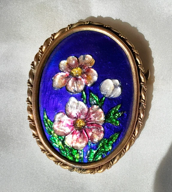 Lot de Broche bouton en émaux de Limoges, signée Sazerat (éclat). au prix de 60 à 80 € en vente aux enchères par l'hôtel des ventes