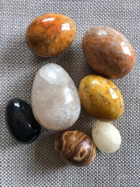 lot de 7 oeufs en pierre, quartz, onyx, obsidienne, marbre