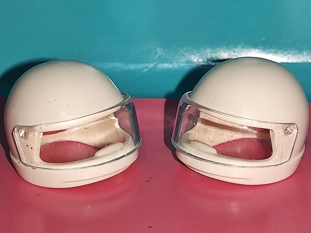 Lot De 2 Casques Noirs PLAYMOBIL Pour Pilotes De Voiture/moto/kart - Pièces Détachées D’occasion