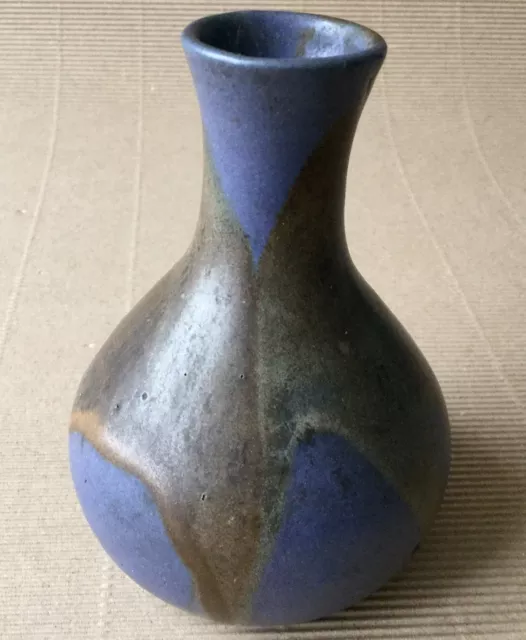 Petit VASE en GRÈS.POINTU,ST AMAND EN PUISAYE. EMAIL MAT,COULURES.ETAT PARFAIT.