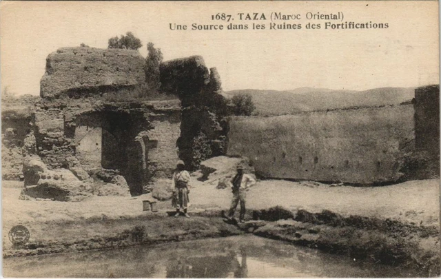CPA AK TAZA une Source dans les Ruines des Fortifications MAROC (23589)
