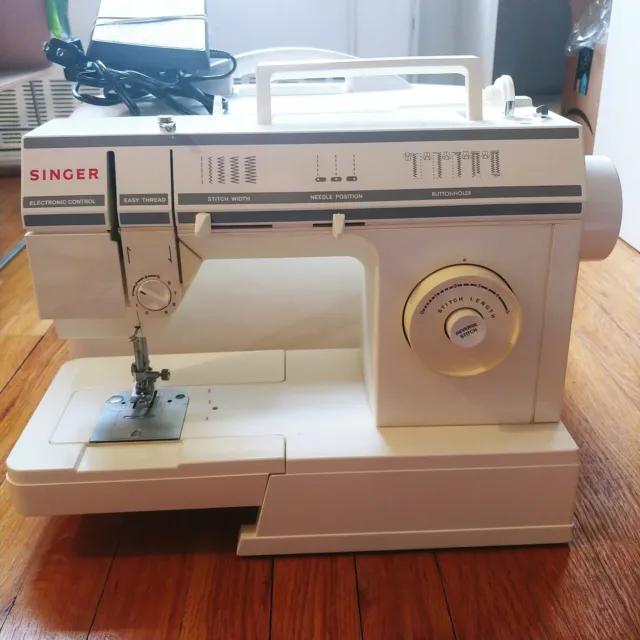 Máquina de coser Singer con pedal y cubierta 57817C lista 621B, Brasil, probada