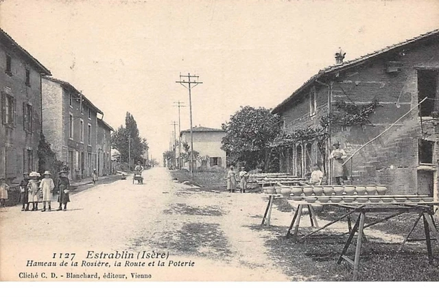 38 . n° 102973 .estrablin .hameau de la rosiere .la route et la poterie .