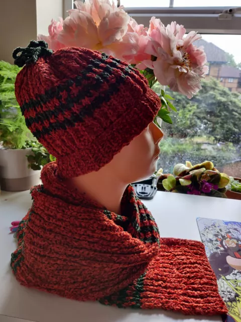 Cappello berretto lavorato a maglia + sciarpa GRATUITA bambini 7 + anni fatto a mano nuovissimo
