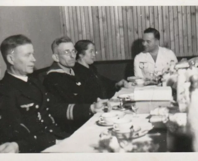 Foto Kriegsmarine Kapitän weiße Jacke Offiziere zu Tisch mit Dame 2WK Navy WWII