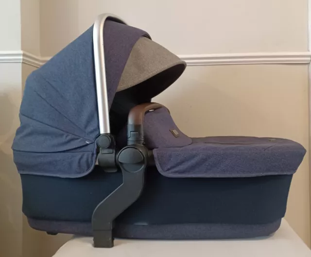 Carrycot plateado de onda cruzada con capucha, delantal, barra parachoques y colchón azul P&P gratis