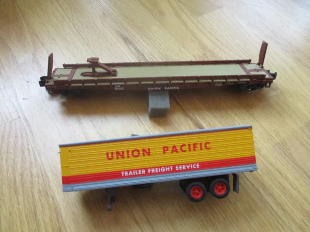 S Helper UP TOFC flat car  (1/26/23)