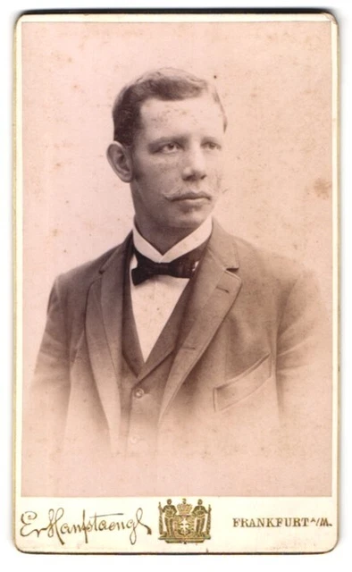 Fotografie E. Hanfstaengl, Frankfurt a. M., Elegant gekleideter Herr mit Schnau