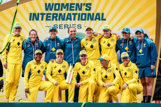Australian cricket team TEAM PLAYER champion POSTER, BARGAIN,BAT BALL 1
