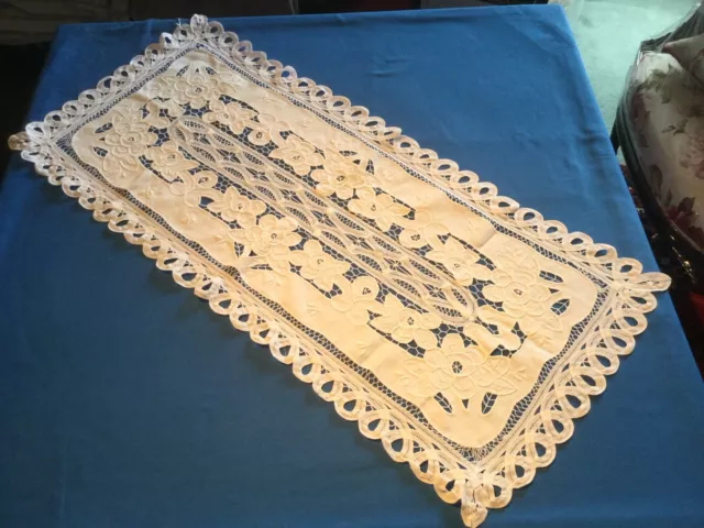 Très joli chemin de table ancien, en coton bien blanc, belles broderies ...