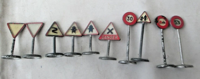 30 Panneaux De Signalisation Plastique - Échelle 1/32 - Années 1960 - France