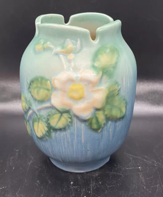 Beautiful flawless small rare Roseville piece. #978 1940s white rose pattern.