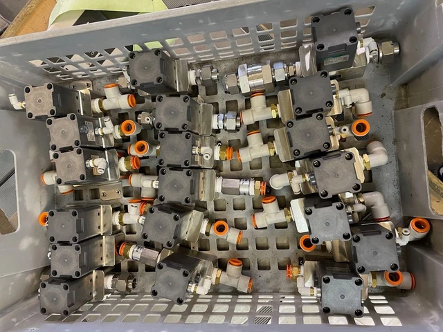 CKD CKD Advanced Micro Devices 422-25-0-4b Posten (19x) Valvola pneumatica
