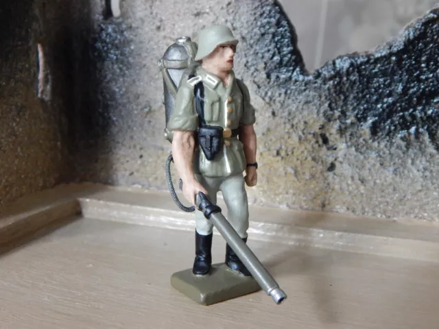 stehender Soldat mit Flammenwerfer mit Markung RK, aus Masse in 7cm