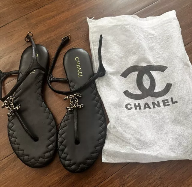 Chanel black thong sandals 38