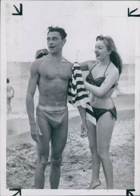 Dominique Wilms et Robert Lamoureux sur une plage, 1954, vintage silver print vi