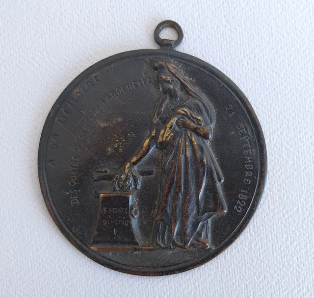 Médaillon Ancien En Bronze Ou Cuivre Représentant La Vierge à L'Enfant - Style Louis XV / Néoclassique, Origine France