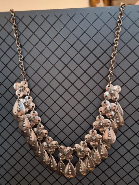 Collier fin discret fleurs roses et strass - Montres & Bijoux