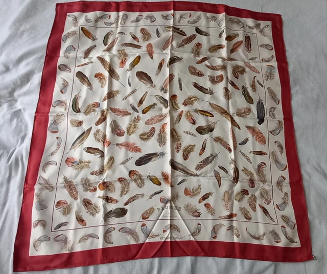 Carré En Soie HERMÈS « Plumes » Par Henri De Linarès – Modèle 1999 – Occasion Très Bon état – Couleur écru/taupe