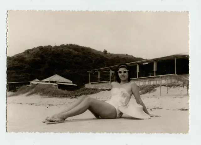 C77 Ancienne Photo Snapshot Pin-up asiatique prend la pose plage mode 1960
